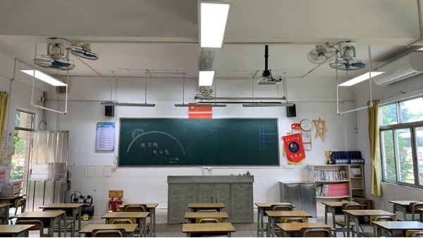 2023年前中小学校都要换成专用教室护眼灯吗？华辉教育照明告诉您~