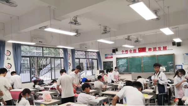 中小学生怎样<i style='color:red'>预防近视</i>呢？近视防控不可忽视的是教室照明