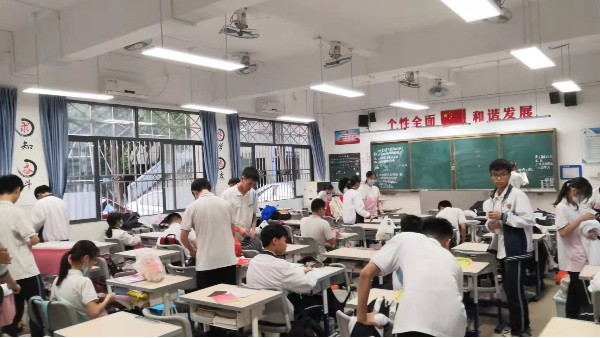 关爱学生，中小学校要从护眼健康的教室照明开始